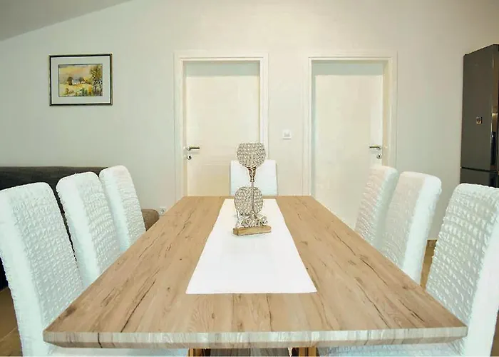 2 Bedroom Cozy In Apartament Vrsi